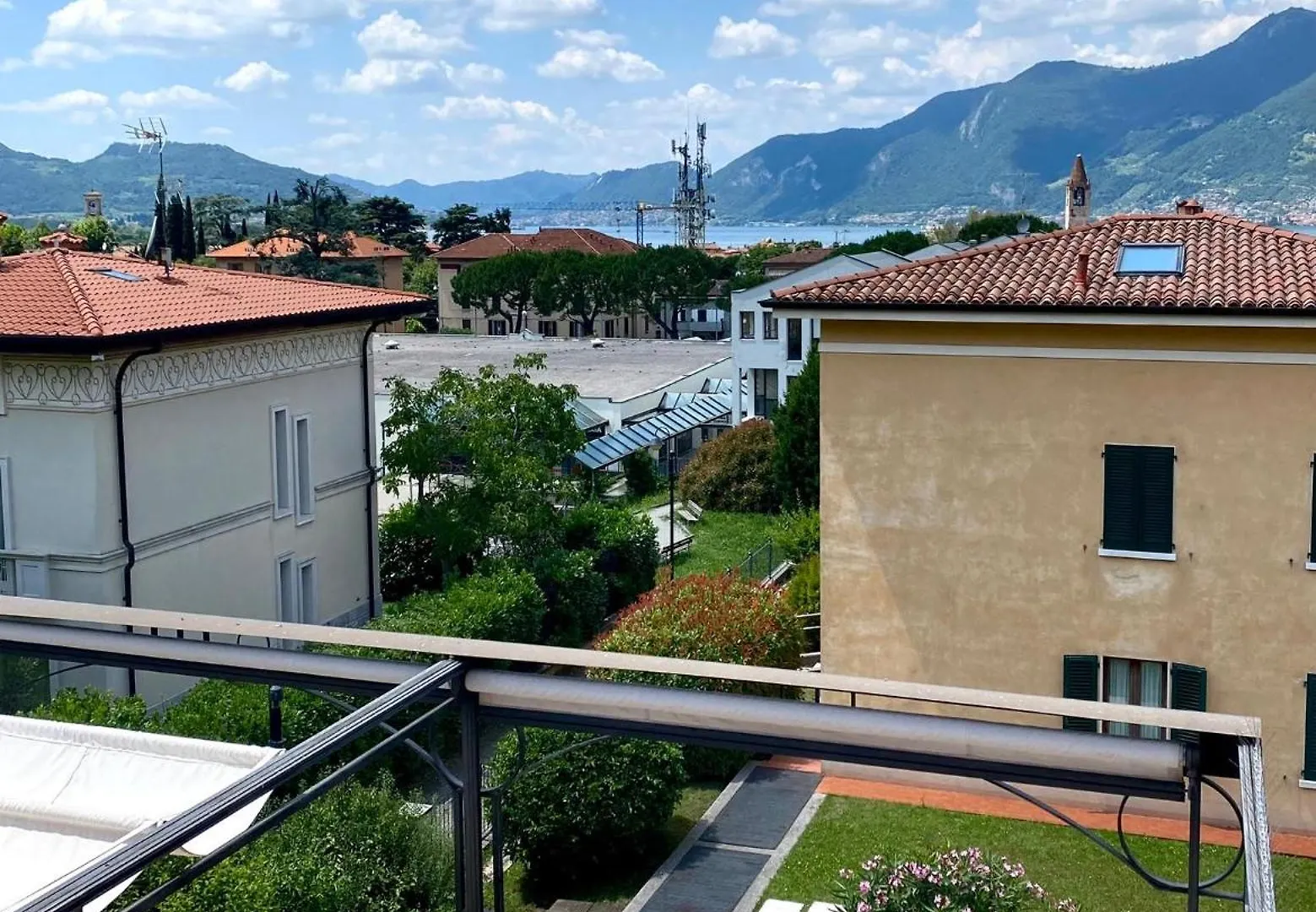 Penelope Al Lago Intero Villino Con Terrazza Vista Lago Iseo Tatil Evi