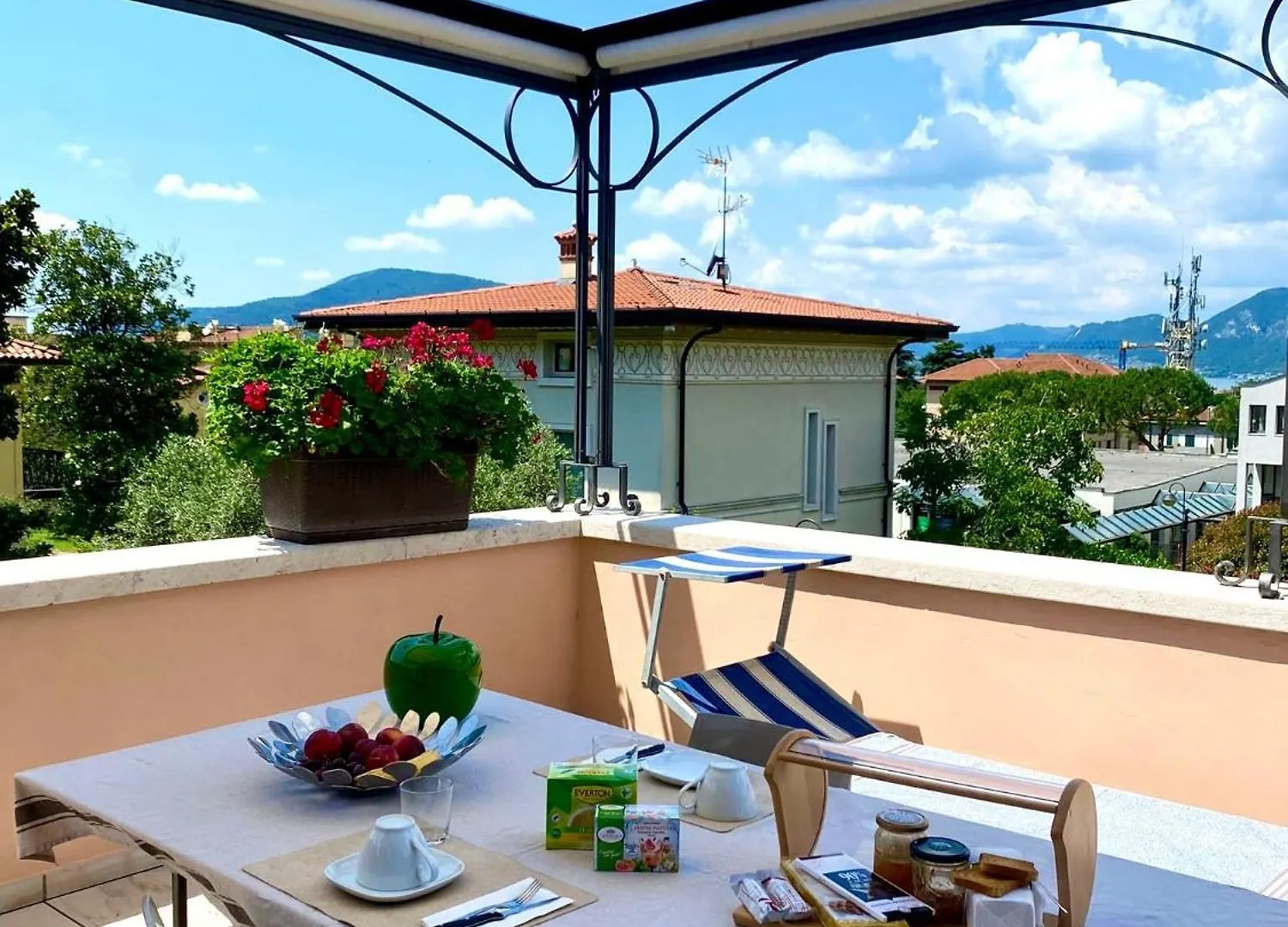 Penelope Al Lago Intero Villino Con Terrazza Vista Lago Iseo Tatil Evi